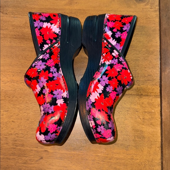 Dansko Floral w/Black Background Shoes - Picture 2 of 8